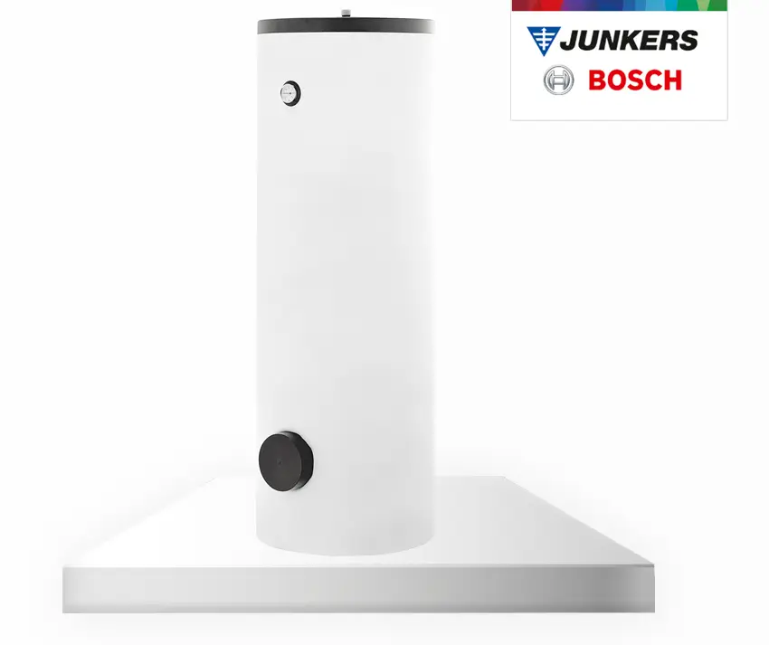 Weißer Wärmepumpenspeicher auf einer ebener Fläche, mit runder Form, Ablassventil und Druckmanometer, Markenlogo von Bosch in der oberen rechten Ecke.